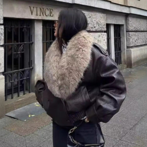 Ladies nan short leather jacket with voluminous fur collar, elastic waistband and patch pockets Mune Fashion
