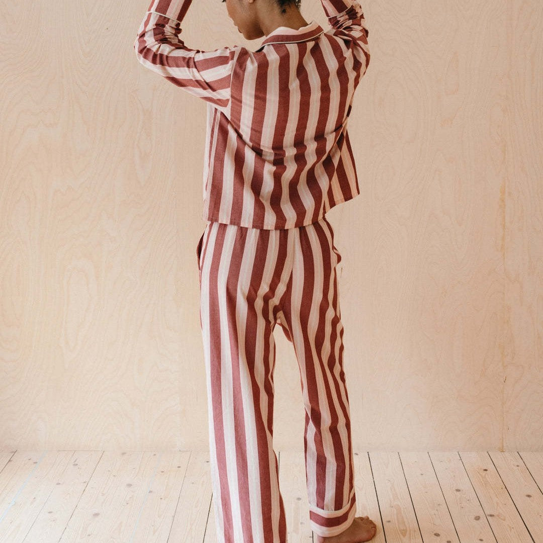 Women's Pajama Set with Trendy Striped Pattern Mune