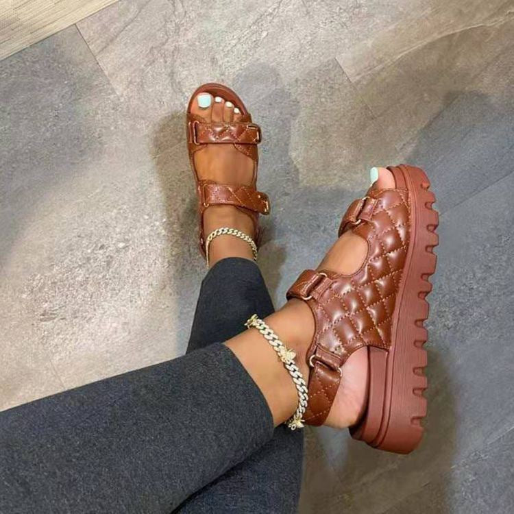 Women's padded three-strap sandals with adjustable metal buckles and sturdy profile sole Mune Fashion