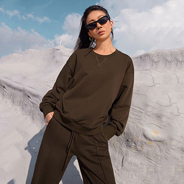 Ladies' oversized sweatshirt and wide lounge pants set with drawstring, subtle seam details, and elastic cuffs Mune Fashion