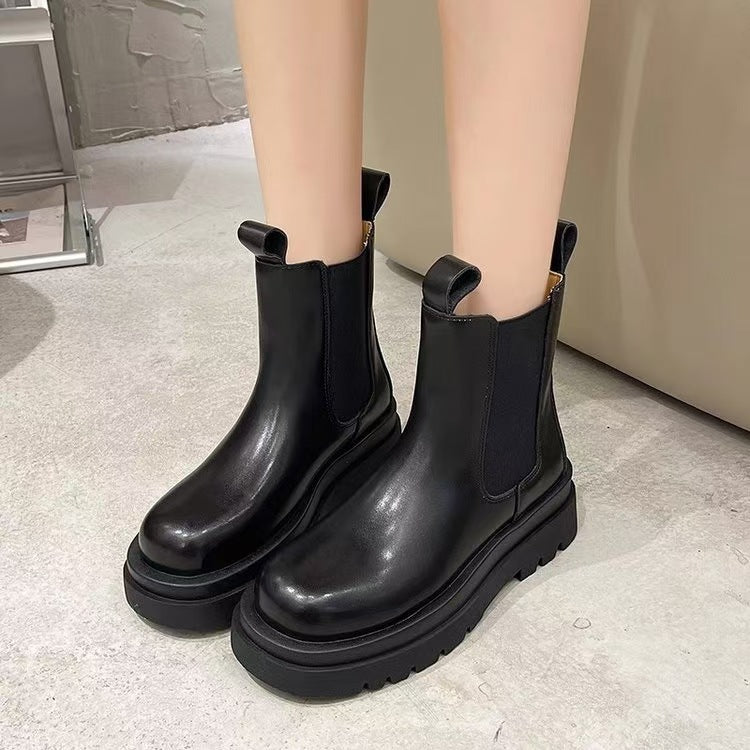 Women's Chelsea boots with elastic insert and distinctive profiled sole Mune Fashion