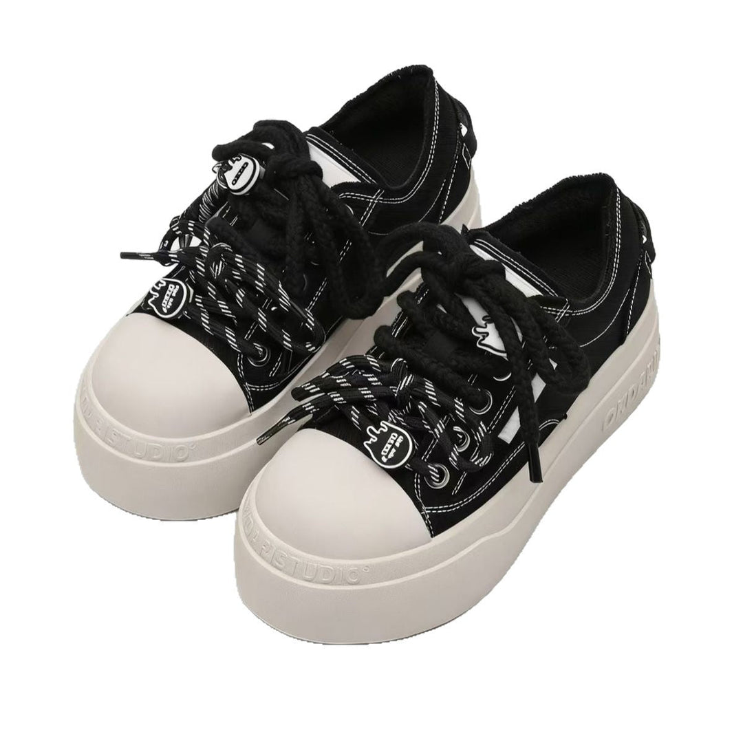 Women's sneakers with a unique lacing system and cushioned rubber sole Mune Fashion