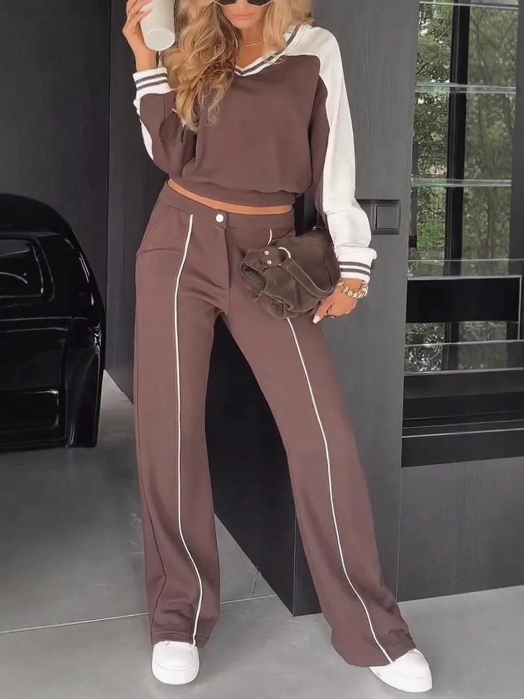 Women's sporty-elegant two-piece set made of cotton blend with V-neck sweatshirt and high-cut flared pants Mune Fashion