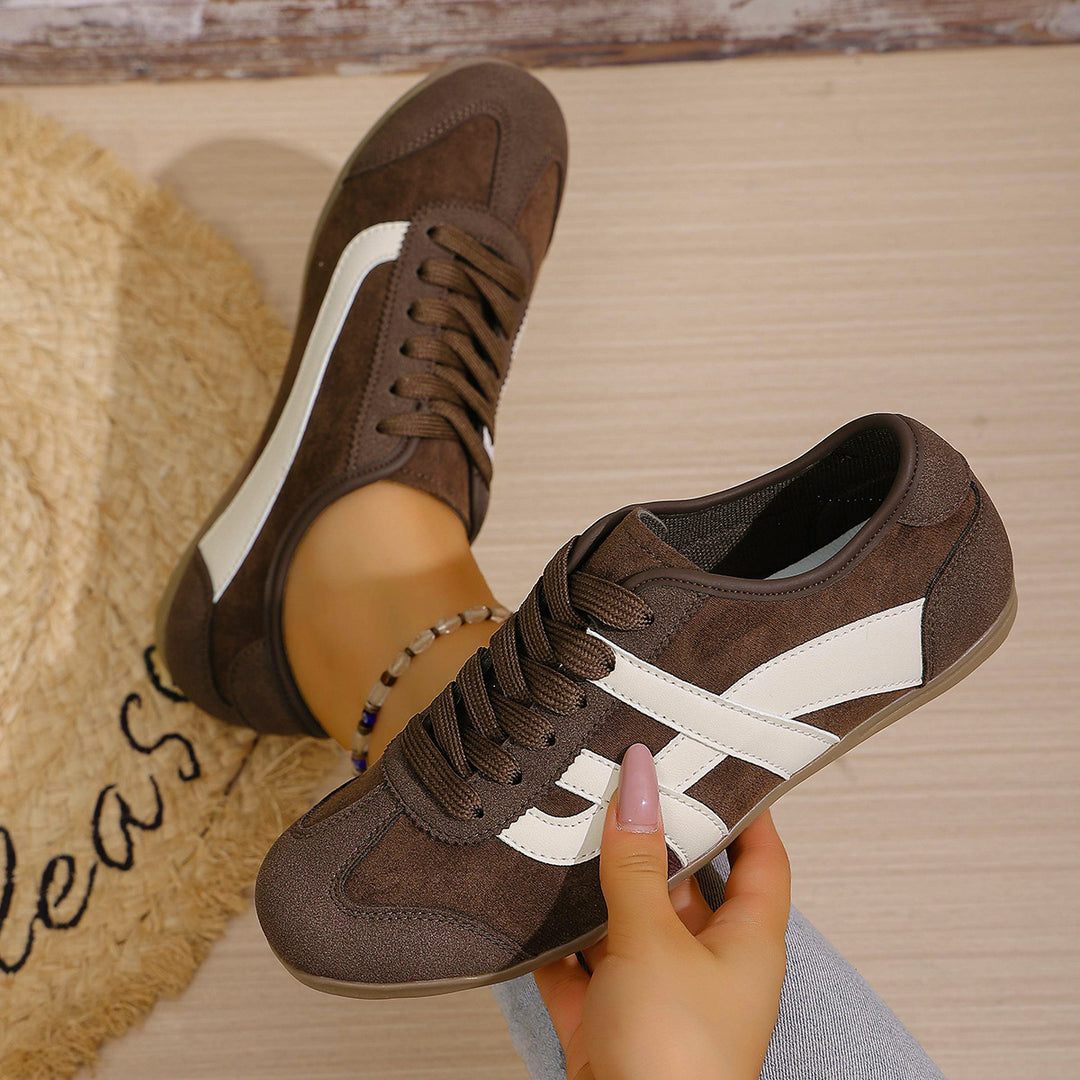 Women's Retro Runner Slim Sneaker with Flat Rubber Sole and Decorative Stripes Mune Fashion