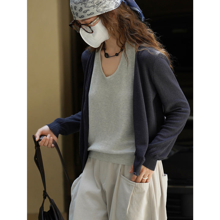 Women's fine knit cardigan with open front, ribbed hem and boxy silhouette Mune Fashion