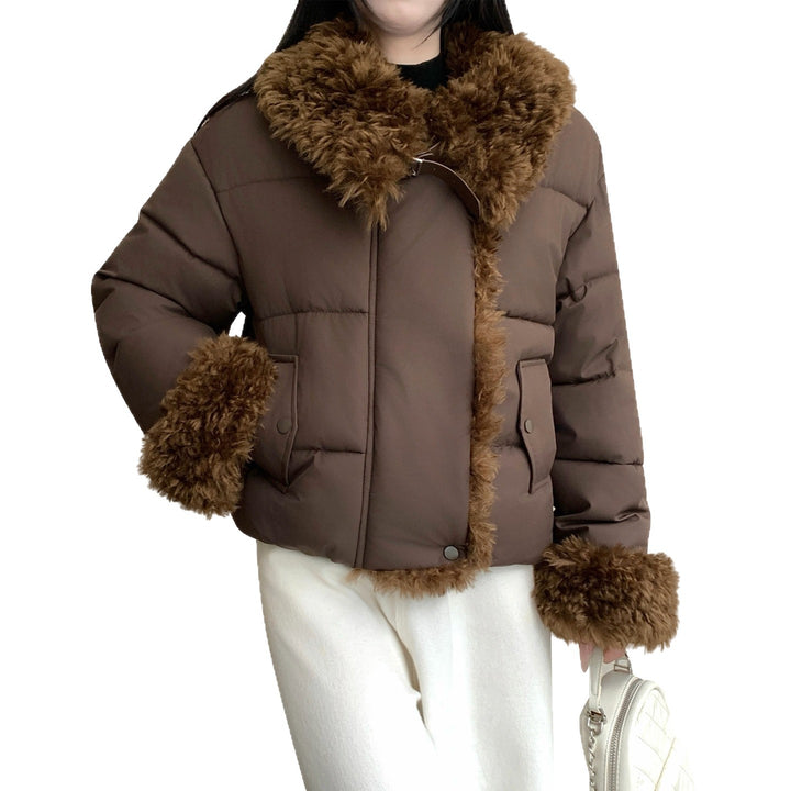 Women's short tailored puffer jacket with voluminous faux fur collar, buckle and zipper details Mune Fashion