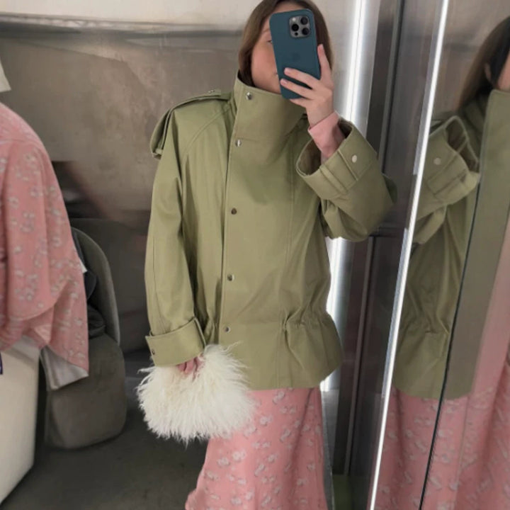 Women's short parka with high stand-up collar, shoulder flaps and adjustable drawstring Mune Fashion