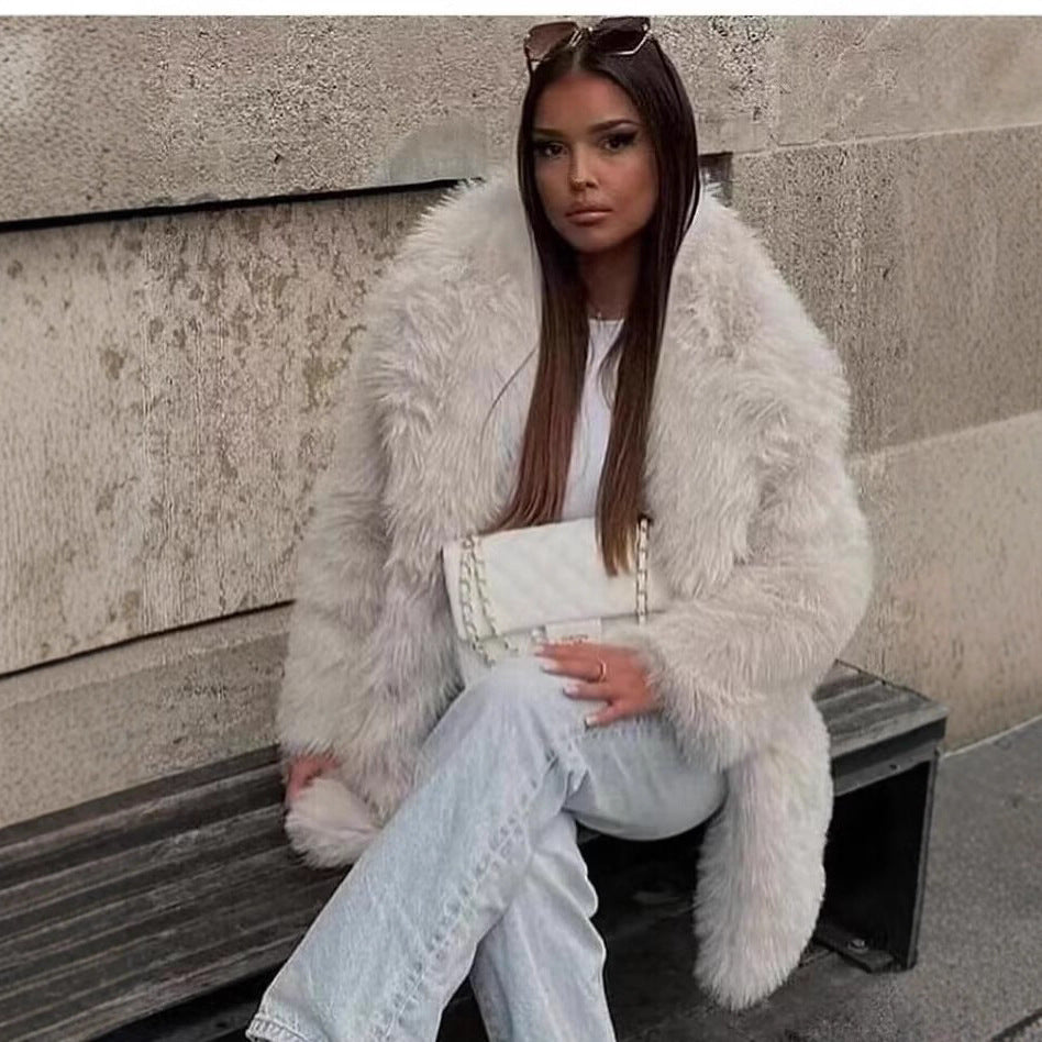Ladies Luxurious Short Coat made of Long-Pile Faux Fur with Wide Shawl Collar Mune Fashion