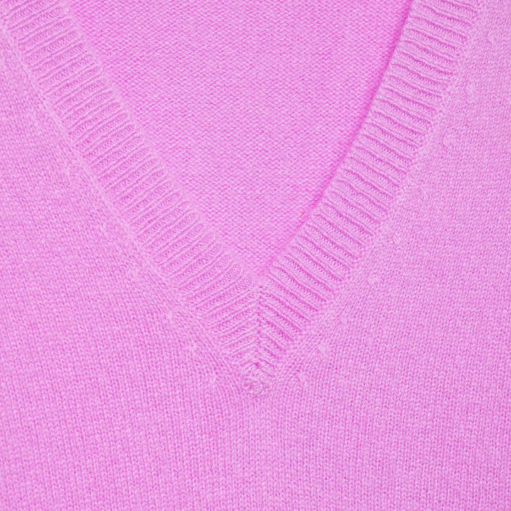 Ladies Chunky Knit V-Neck Cable Knit Sweater with Ribbed Cuffs Mune Fashion