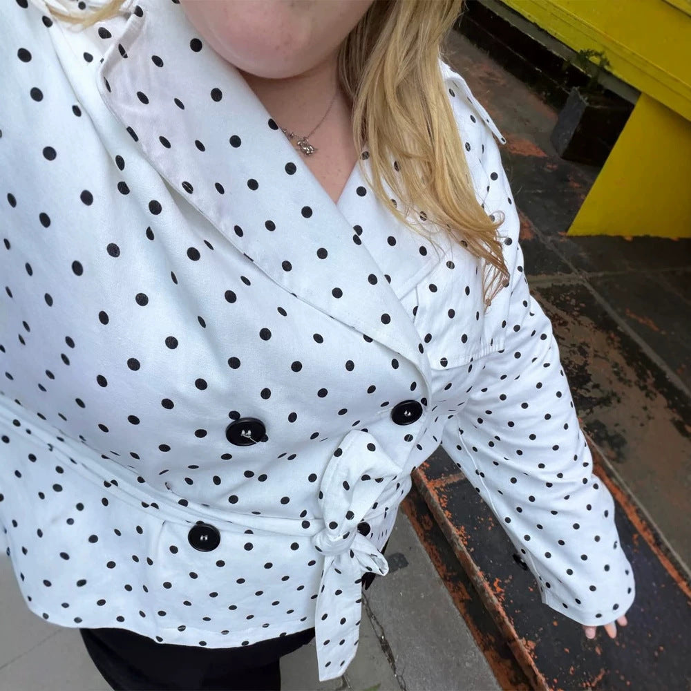 Women’s short trench coat with double breasted front, belt at the waist and polka dot print Mune Fashion