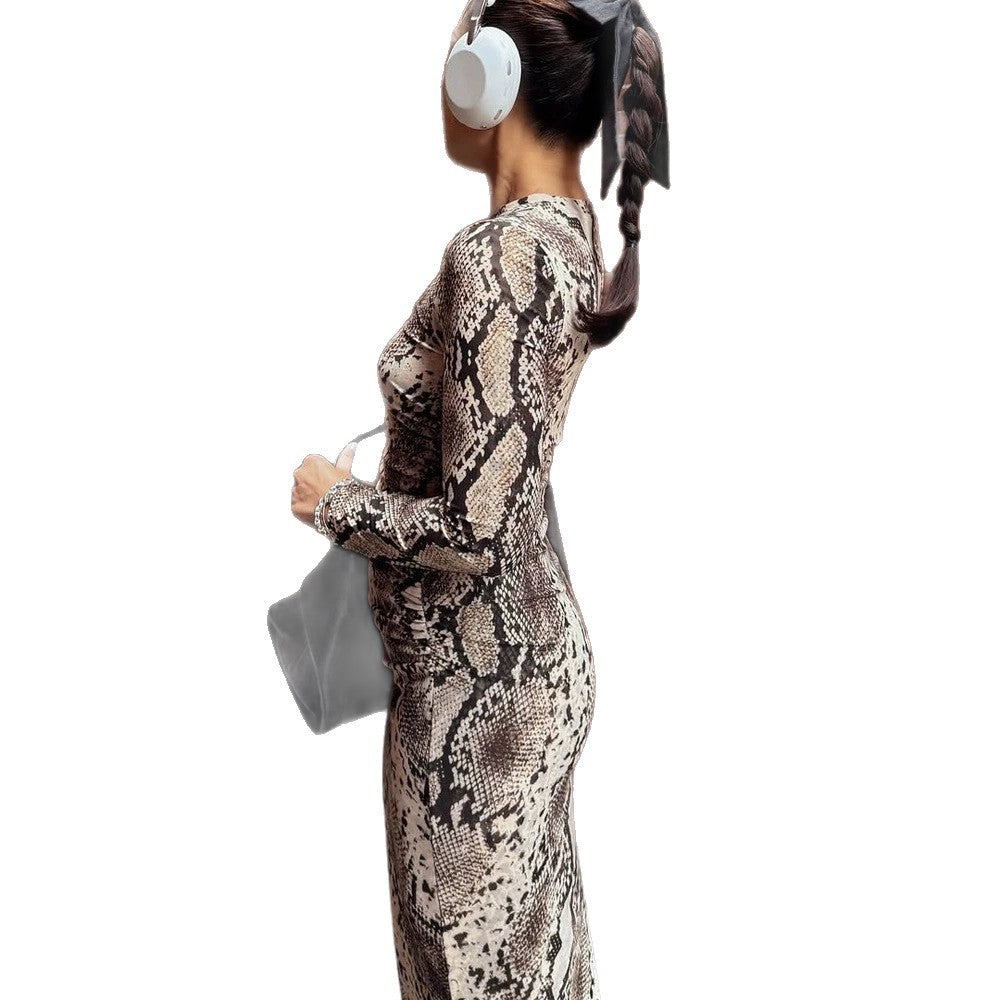 Women's figure-hugging maxi dress made of stretch jersey with snake print and round neckline Mune Fashion