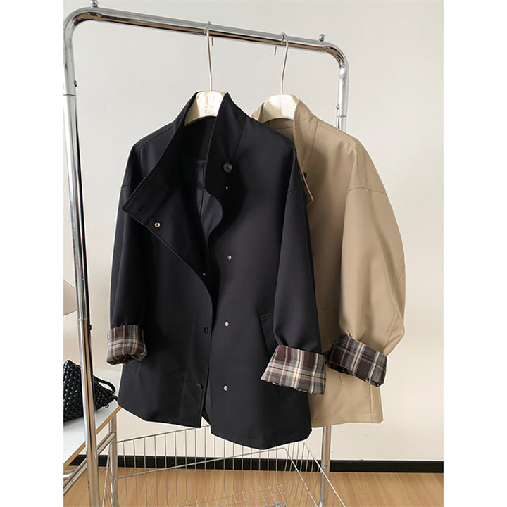 Women's short trench coat in oversized boxy cut with standing collar and checkered sleeve turn-up Mune Fashion