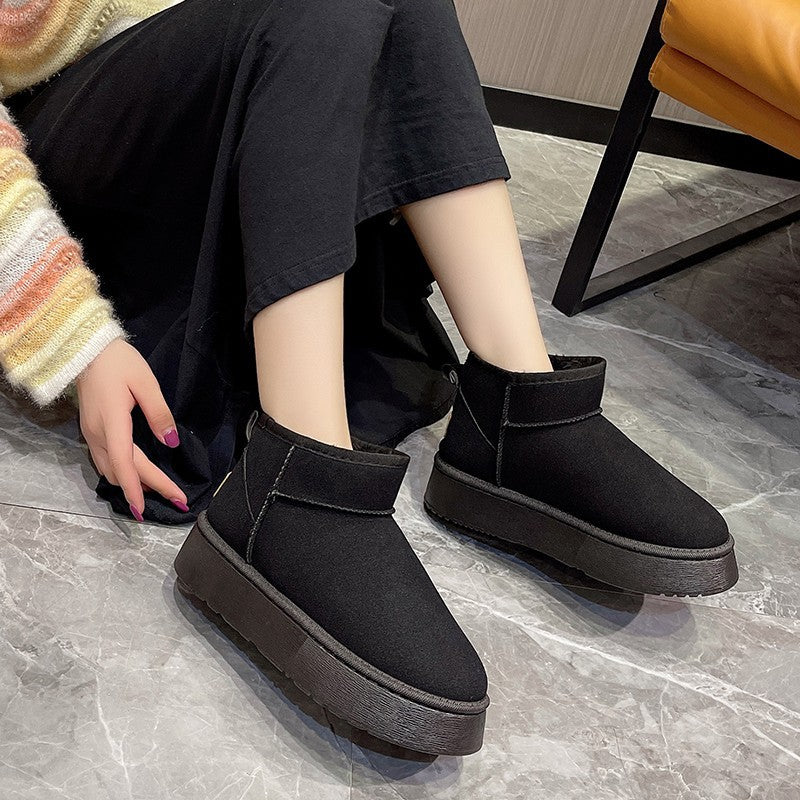 Women Padded Short Shaft Winter Boots with Faux Fur Lining Platform Sole and Pull-On Mune Fashion