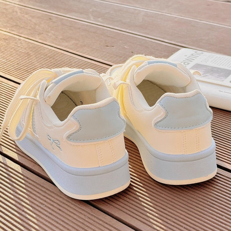 Women's sporty sneakers with modern accents and comfortable cushioning Mune Fashion