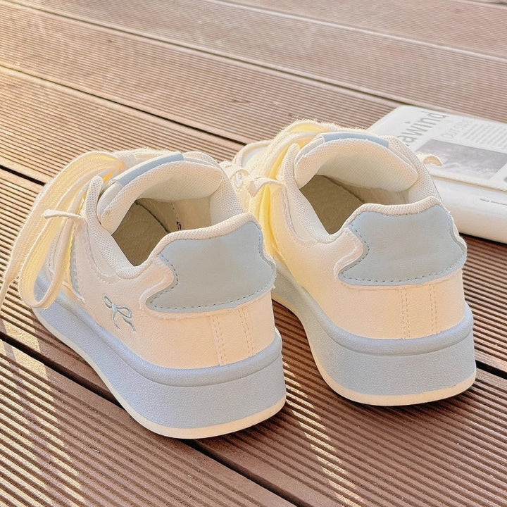 Women's sporty sneakers with modern accents and comfortable cushioning Mune Fashion
