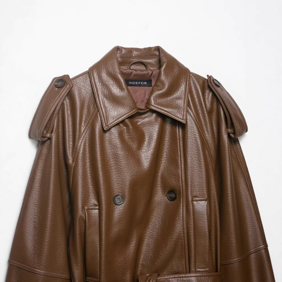 Women's leather trench coat with belt, shoulder flaps and oversized collar Mune Fashion