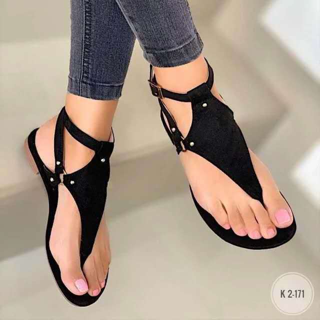 Women’s flat T-strap thong sandals with adjustable ankle strap and decorative floral appliqué in faux leather Mune Fashion