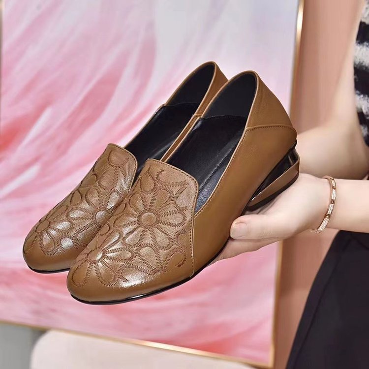 Women’s elegant padded leather loafers with floral embossed surface and medium-high block heel Mune Fashion