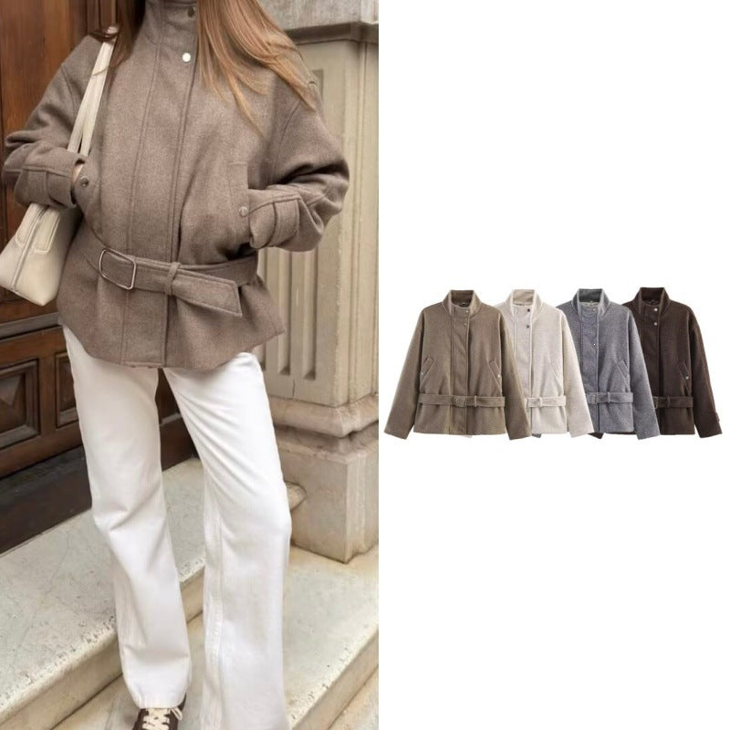 Women's short jacket made of wool blend with waistband, stand-up collar and flap pockets Mune Fashion
