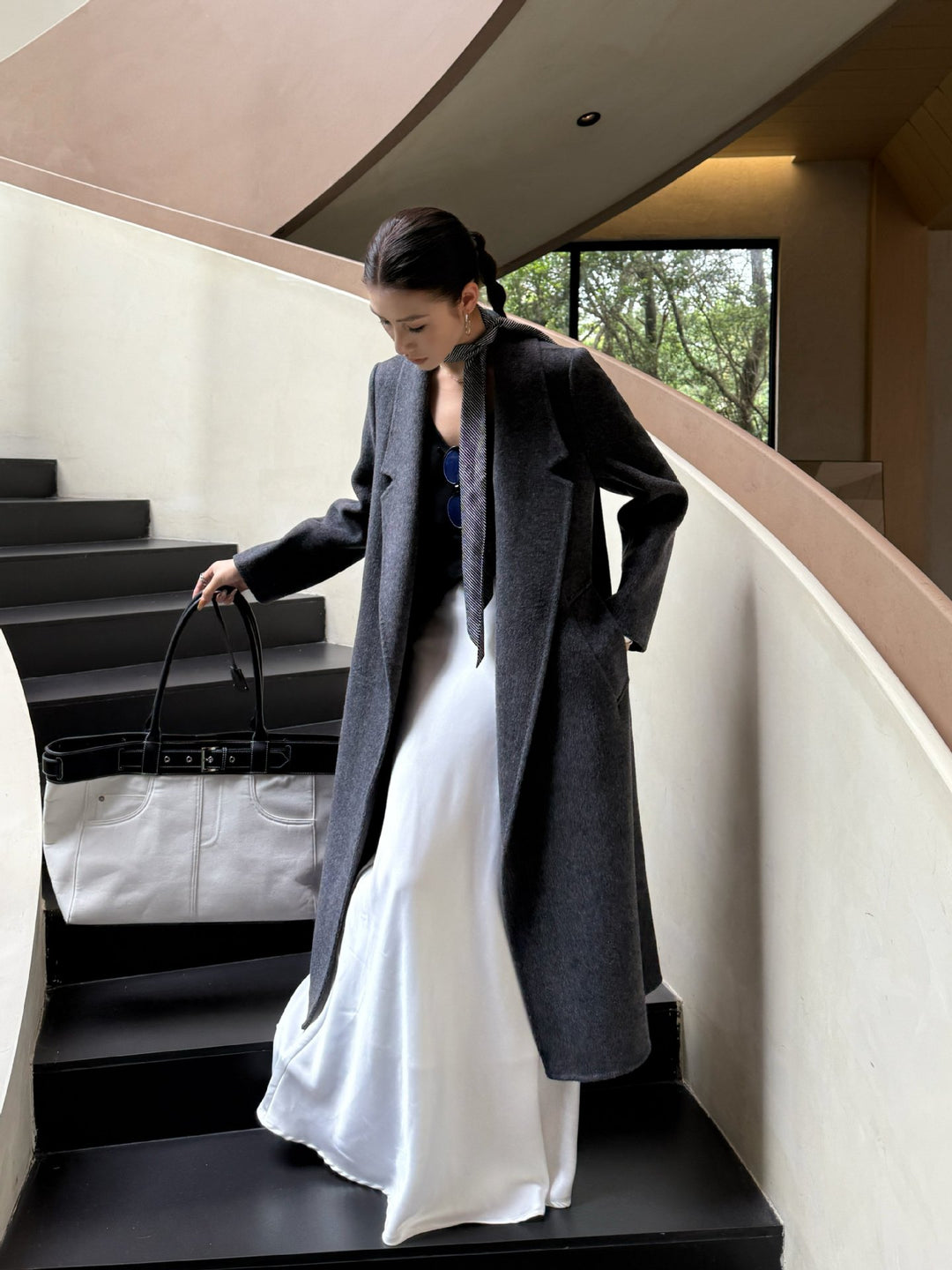 Women's Oversize Wool Coat with Structured Shoulder Section and Elegant Lapel Mune Fashion