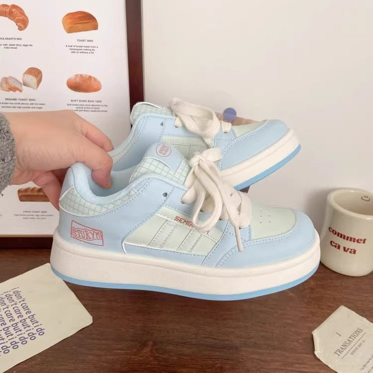 Women’s sporty platform sneakers with pronounced lacing system and trendy design Mune Fashion