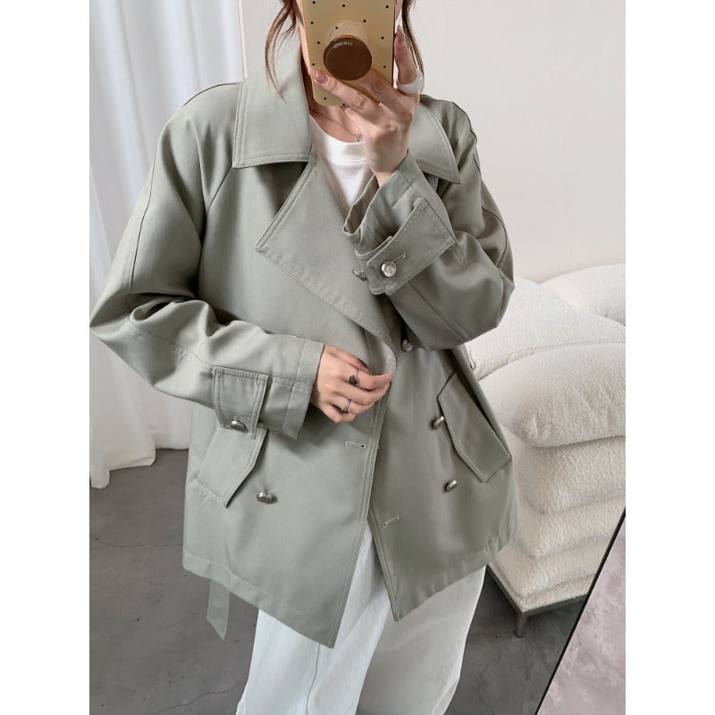 Women short trench coat with wide cut, double-breasted closure and tie belt Mune Fashion
