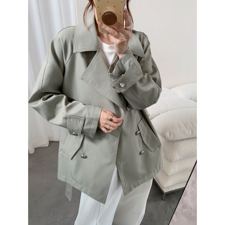 Women short trench coat with wide cut, double-breasted closure and tie belt Mune Fashion