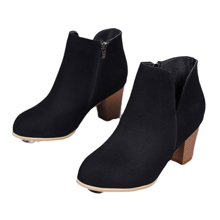 Damen Kurzstiefeletten mit V‑Ausschnitt, seitlichem Reißverschluss und robustem Blockabsatz Mune Fashion