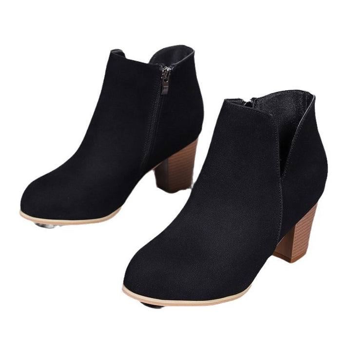Damen Kurzstiefeletten mit V‑Ausschnitt, seitlichem Reißverschluss und robustem Blockabsatz Mune Fashion