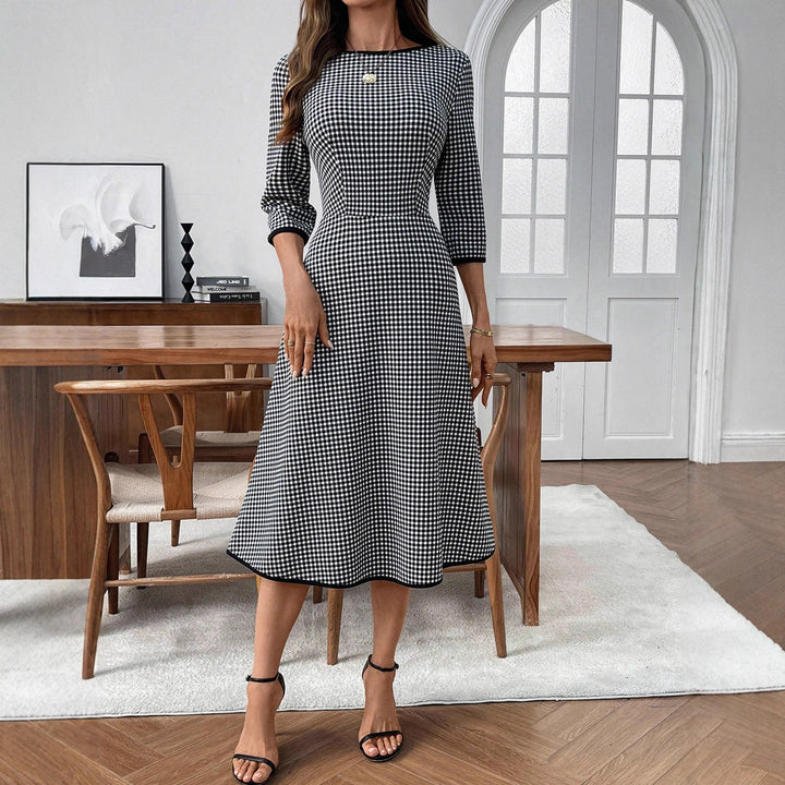 Women's midi dress with fitted A-line, three-quarter sleeves and Vichy check pattern