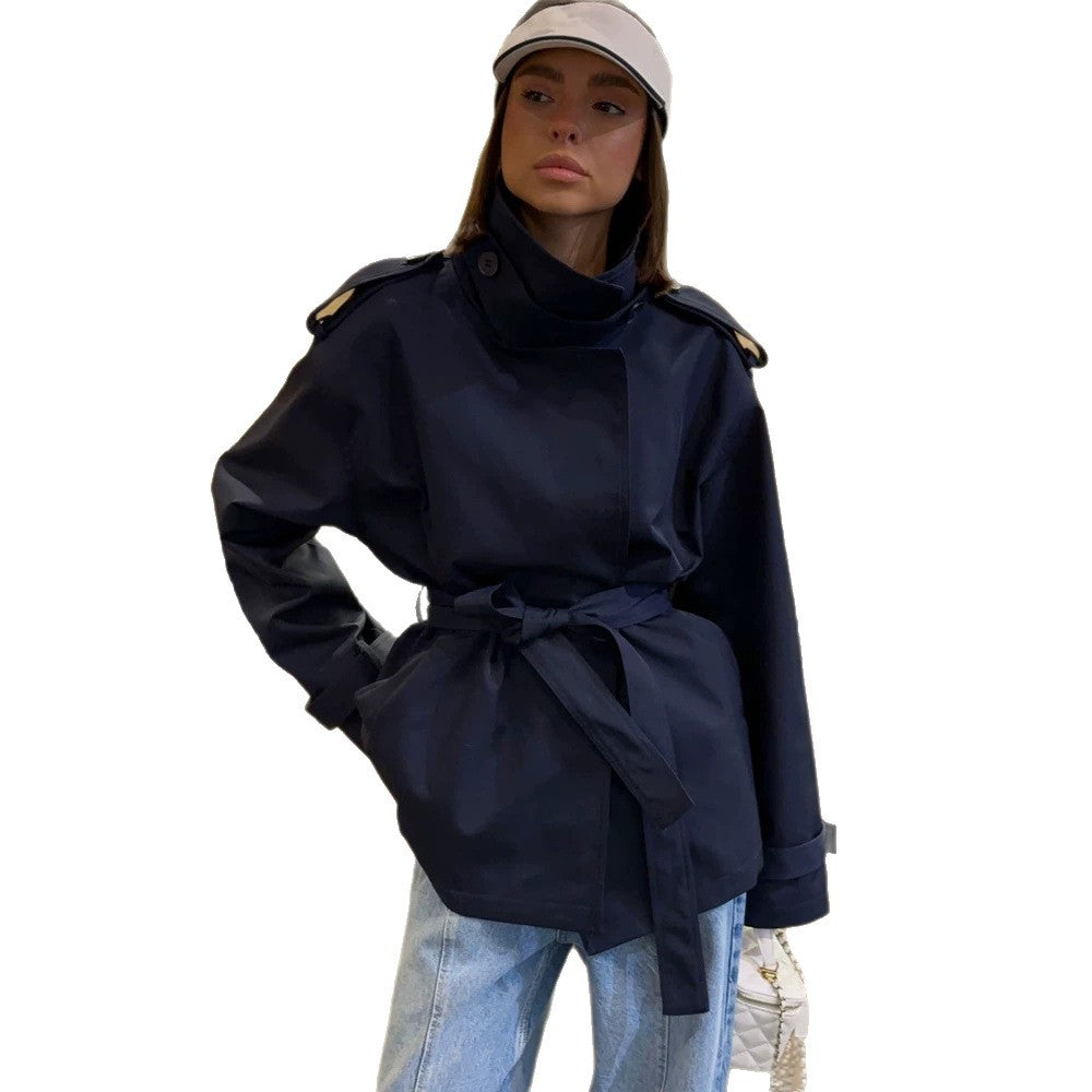 Women's short trench coat with tie belt, high stand-up collar and shoulder flaps Mune Fashion