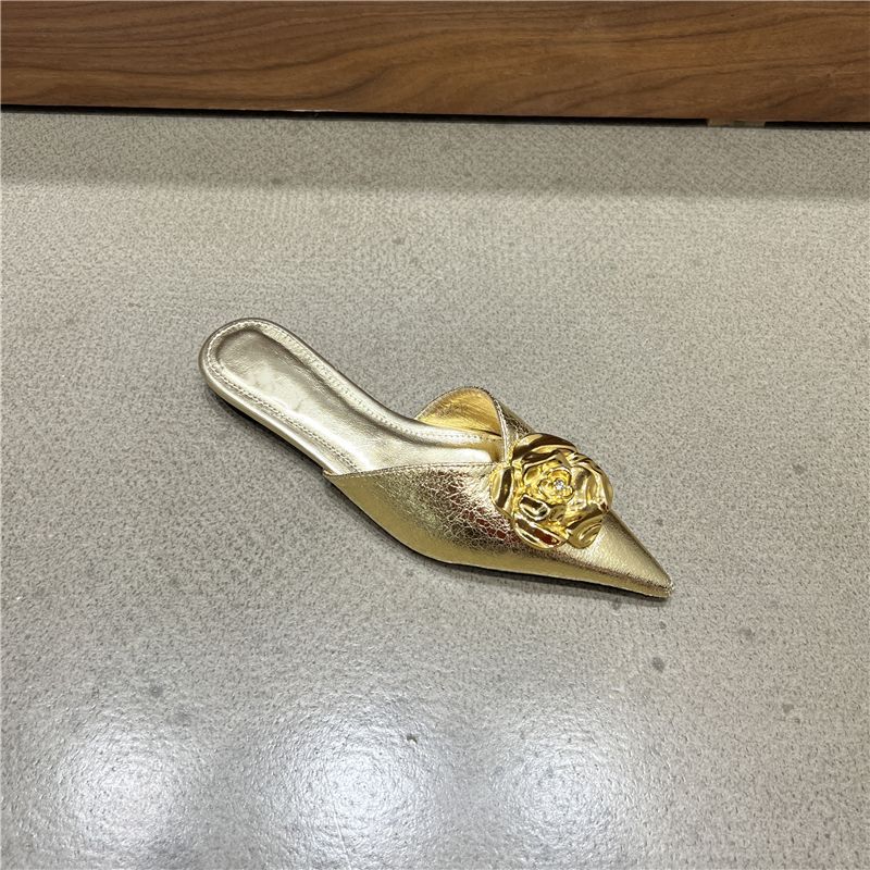 Ladies pointed toe mule slippers with decorative flower appliqué and padded insole Mune Fashion