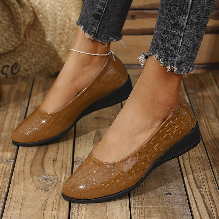 Ladies' elegant ballerina with a light wedge sole and croc embossing Mune Fashion