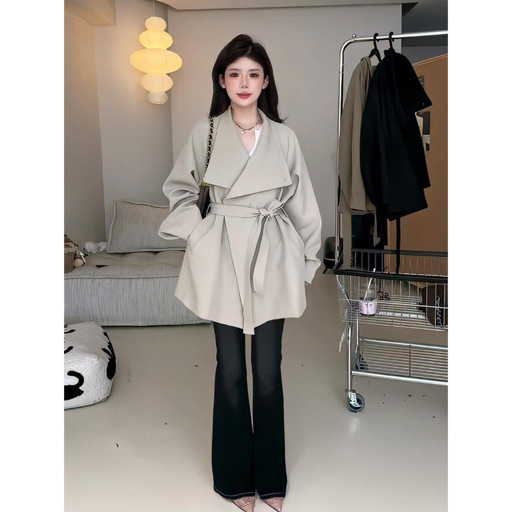 Women's short coat with wide cut stand-up collar and waist belt Mune Fashion