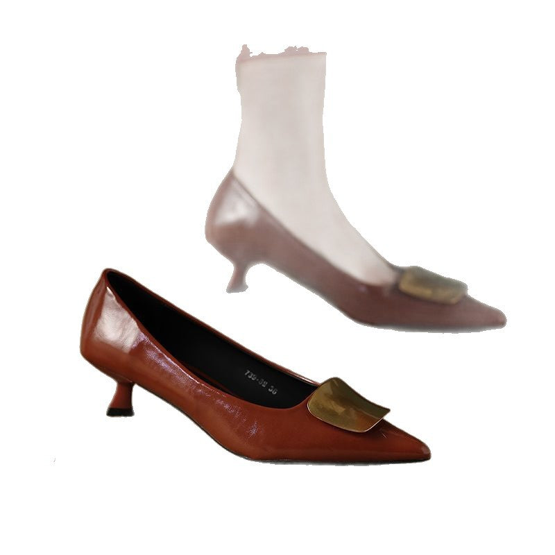 Women's pointed toe kitten-heel pumps with decorative metal application Mune Fashion