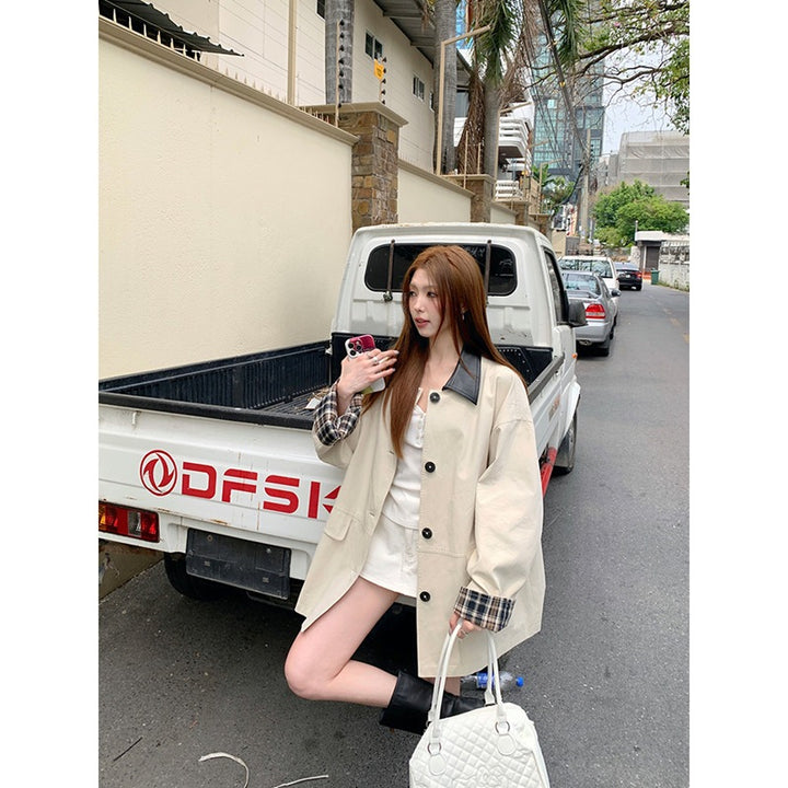 Women's short jacket in oversized trench style with contrast collar made of faux leather and checkered turn-up cuff Mune Fashion