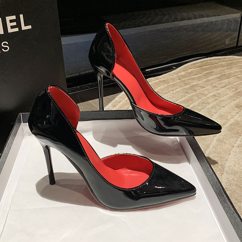 Ladies patent pumps with pointed toe shape, padded comfort footbed and sleek stiletto heel