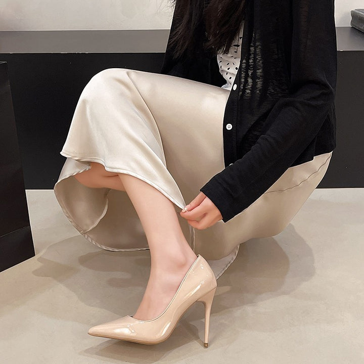Ladies Elegant Patent Pumps with Pointed Toe Shape and Cut-Out Heel Mune Fashion