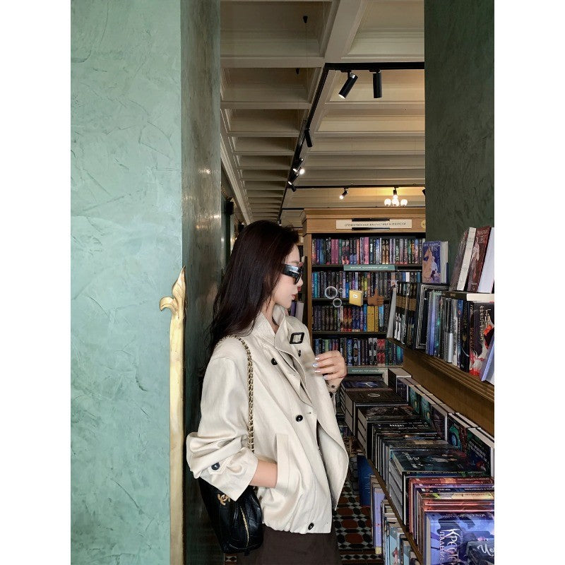 Women's short trench coat in boxy cut with double-breasted button placket and stand-up collar Mune Fashion