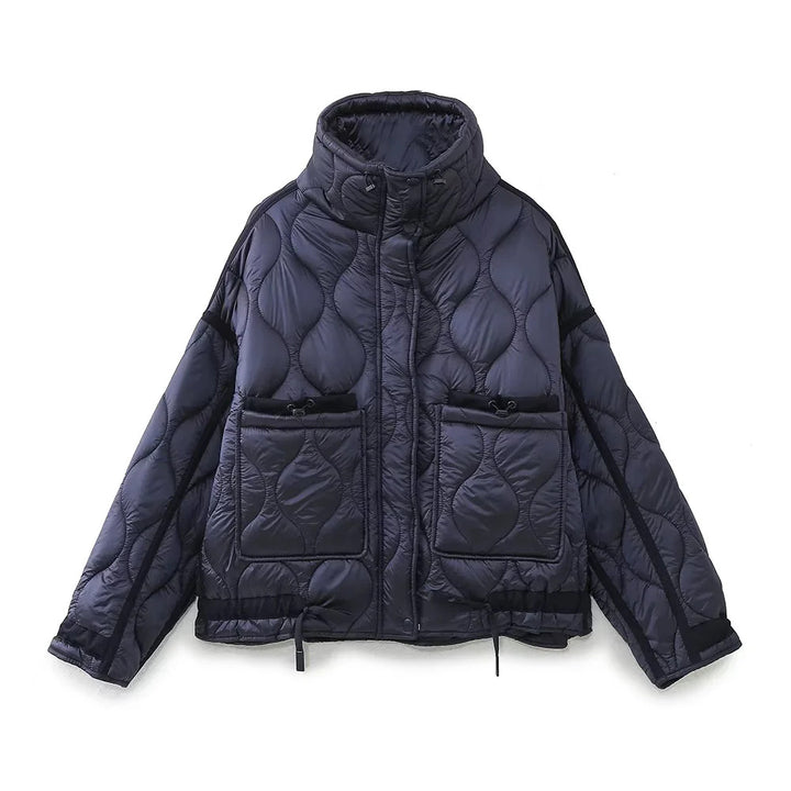 Women's quilted short jacket with high stand-up collar, drawstring hem and large patch pockets Mune Fashion