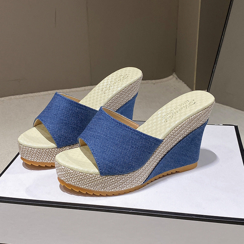 Women's Keil-sandal with open toe area, wide textile strap, straw platform and padded comfort insole Mune Fashion