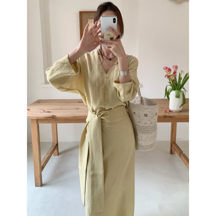 Women's midi dress in linen look with deep V-neck, fitted tie belt, and three-quarter sleeves Mune Fashion