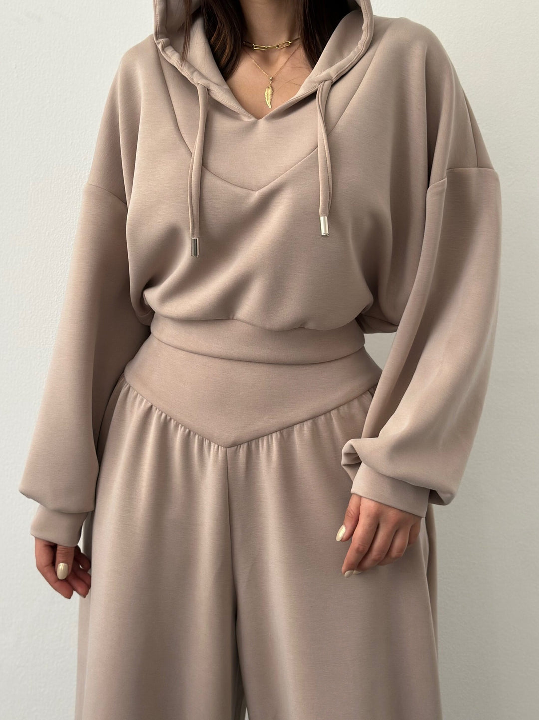 Women nan luxurious leisure set hoodie with V-neck detail and high-waisted culotte Mune Fashion