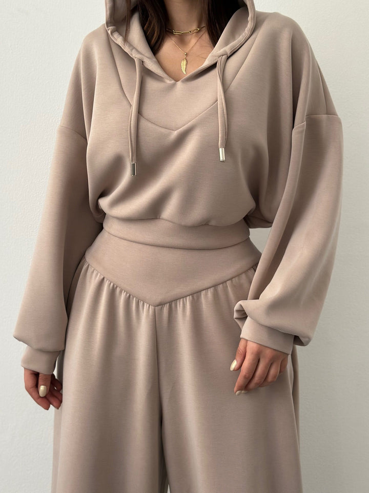 Women nan luxurious leisure set hoodie with V-neck detail and high-waisted culotte Mune Fashion