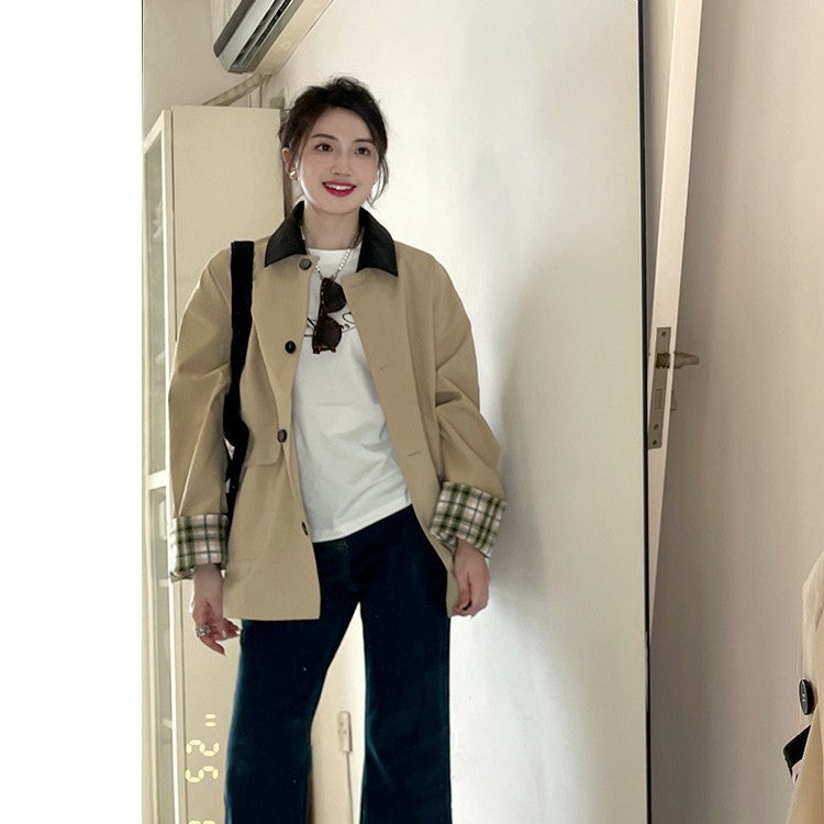 Women's short trench coat in oversized cut with contrast collar and checked cuff Mune Fashion