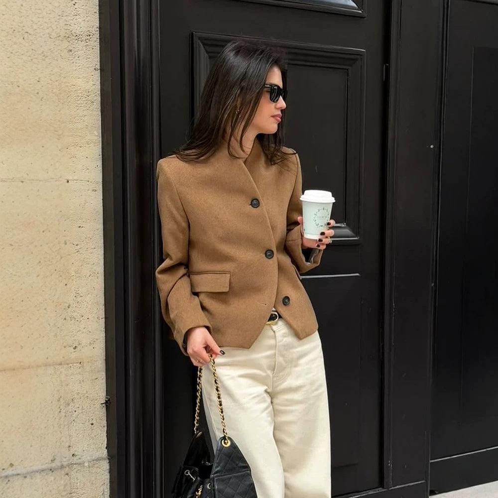 Women's short blazer made of wool blend with stand-up collar, boxy silhouette & three buttons Mune Fashion
