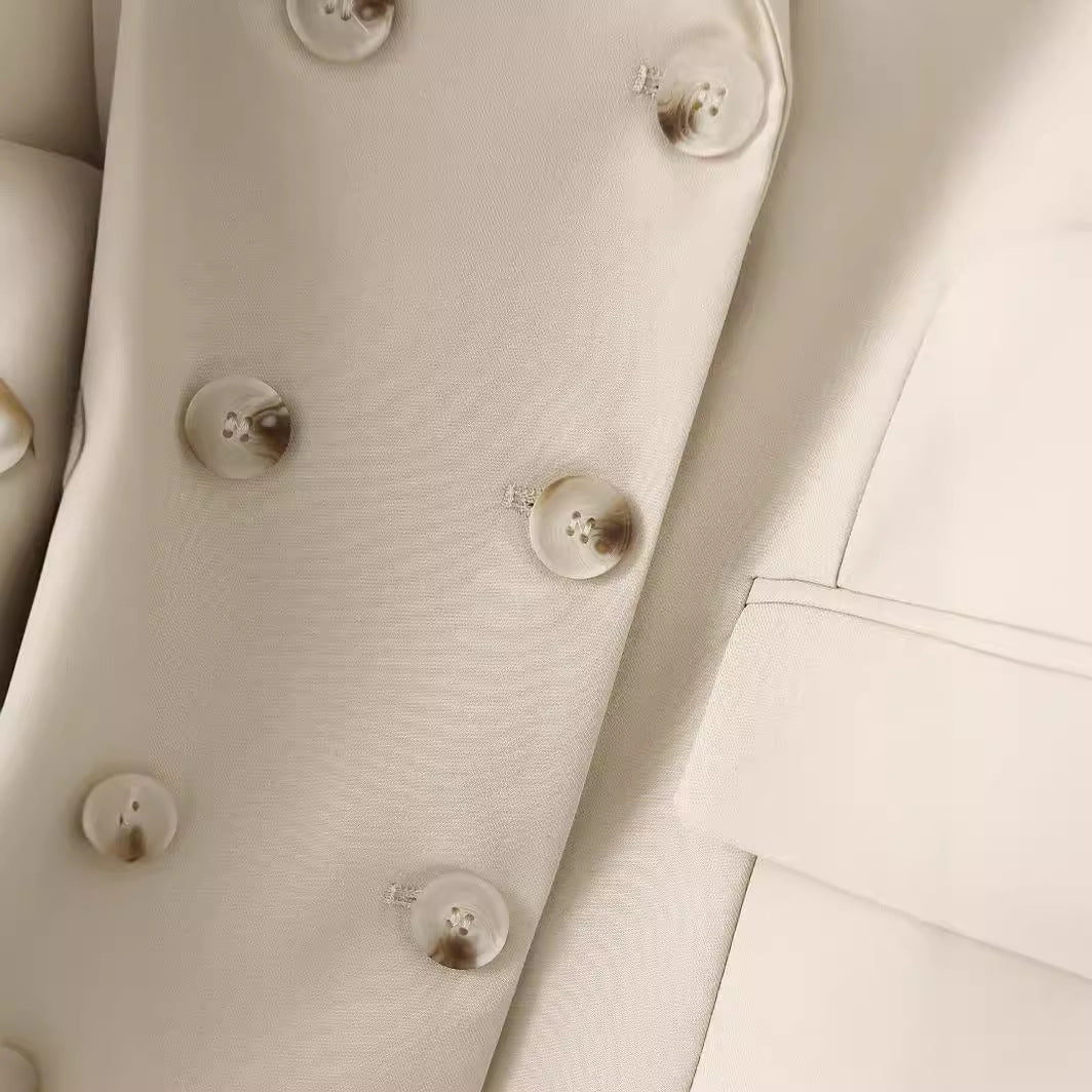 Women's lightweight double-breasted blazer made of textured crepe with flap pockets and defined waist shape Mune Fashion