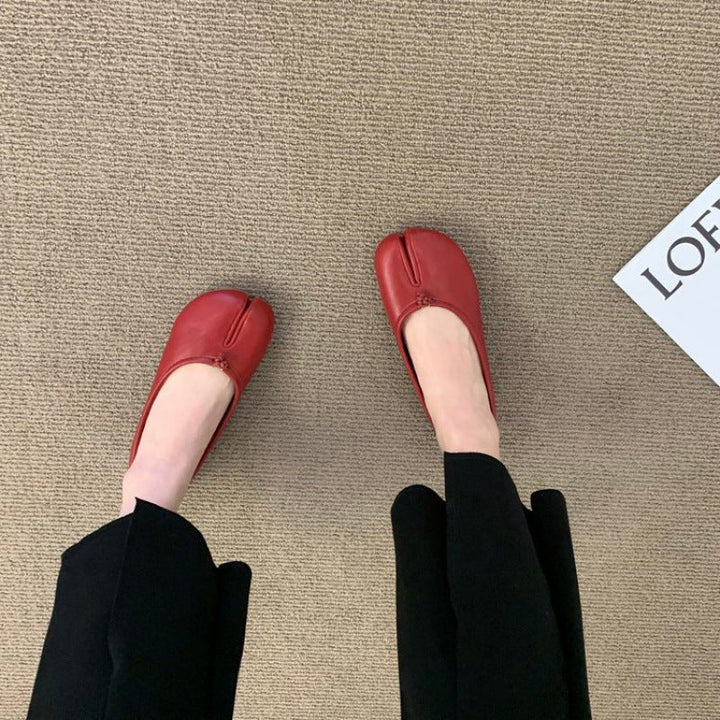 Ladies' ballerinas with elegant slit details and comfortable insole Mune Fashion