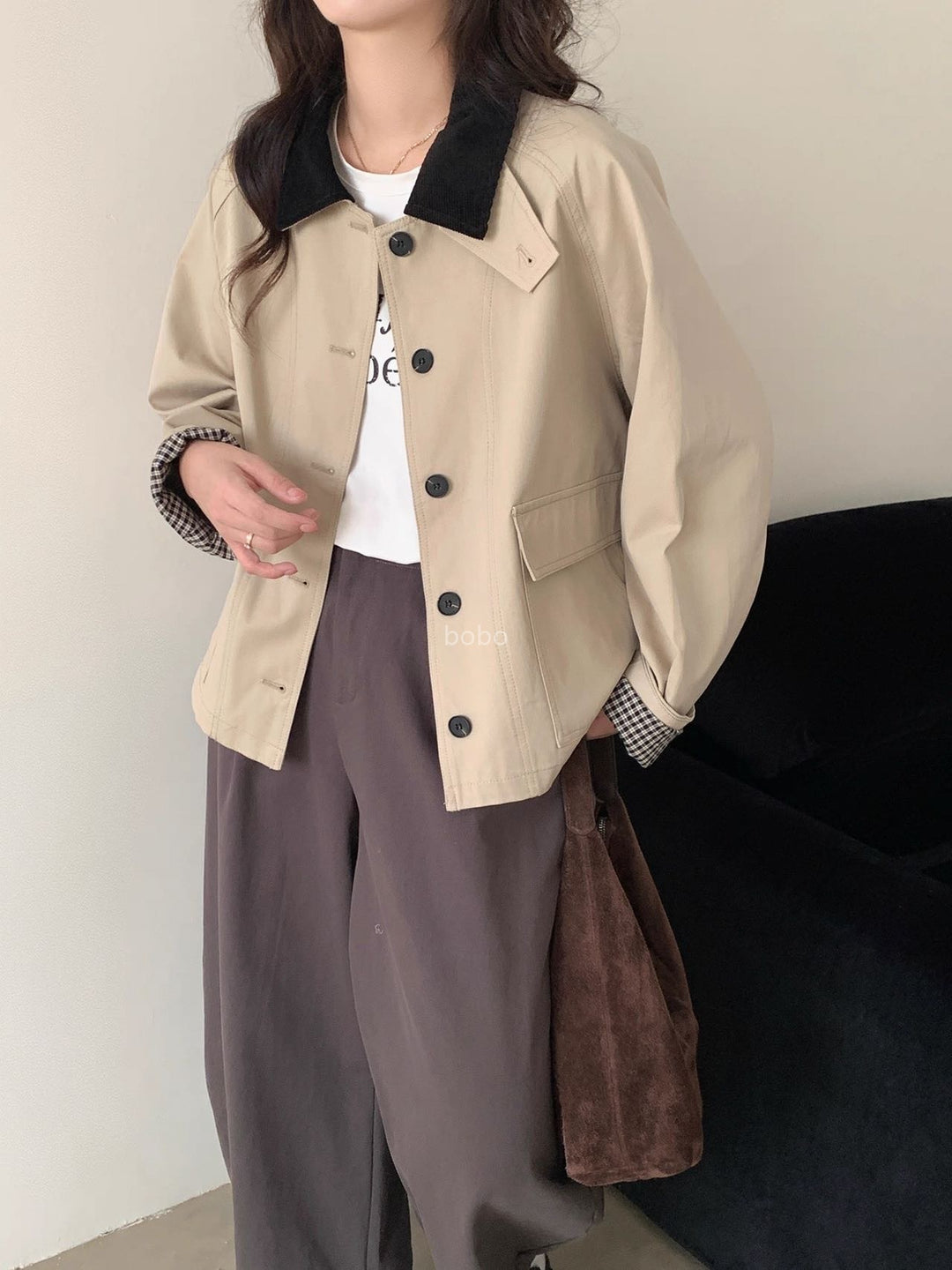 Women's short coat in Mac style with contrasting velvet collar and checked sleeve cuffs Mune Fashion