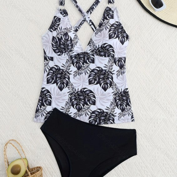 Women's tankini set with floral top and classic bikini bottom Mune Fashion
